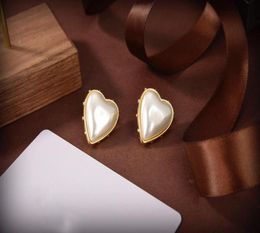 Klassieke letterontwerpstud Women039S Pearl Hartvormige oorbellen Ear Men Earring Gouden Silver Sieraden Accessoires Hoge kwaliteit F11478007679
