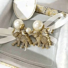 Pendientes de cartas clásicas Los tachuelas tienen sellos Pendientes de oro retro diseñador de lujo para la fiesta de bodas de mujeres Joyas de regalo de cumpleaños