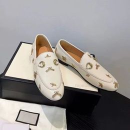 Mocassins classiques femmes princetown pantoufles chaussures de créateur boucle en métal véritable baskets de luxe en cuir plat bas chaussures habillées mocassins éraflures C112201