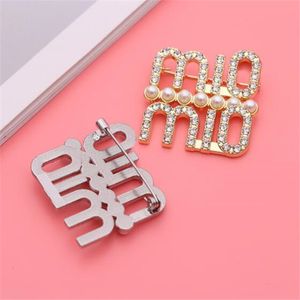 Classique De Luxe Desingers Broches Broches Femmes Perle Strass Lettres Broche Robe Manteau Pull Costume Pin Mode Bijoux Vêtements Décoration Accessoires