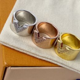 Klassieke luxe diamanten V-ring modeontwerper kristallen trouwringen voor heren en dames 316L titanium verguld 18K goud Jood2963