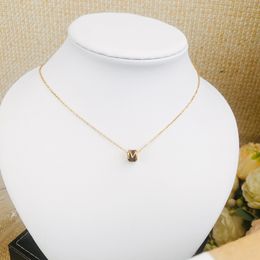 Collier plaqué or de luxe classique Titane en acier matériau de matériau de matériau mini pendentif à la mode charmante fille de haute qualité Collier