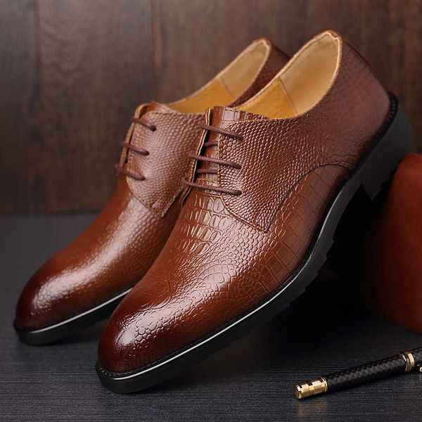 Chaussures en cuir d'affaires pour hommes de luxe classiques 2022 printemps pointu hommes version coréenne formelle chaussure de robe de mariée noire britannique