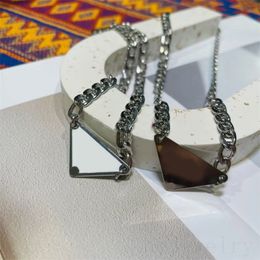 Collar de lujo clásico Collares de diseño de letras de metal para hombre mujer Triángulo invertido Personalidad Clavícula Moda Tiktok Cadenas colgantes Hip Hop ZB011 B4