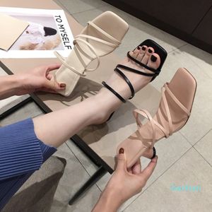 Klassieke luxe sandalen voor vrouwen 2022 Zomer Nieuwe Koreaanse mode -vormige middelste hakschoenen Girl's Party Sandals