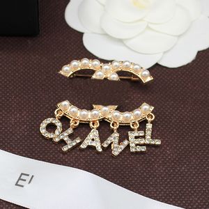 Classique De Luxe Style Marque Lettre Broche Perle Lettre Pendentif Designer Broches Pour Femmes Charme Cadeau De Mariage Haute Qualité Bijoux Accessoire