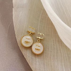 Pendientes de tuerca de diseño de letra C de estilo clásico de lujo, pendiente colgante redondo blanco de marca para mujer, accesorios de joyería de alta calidad, regalos