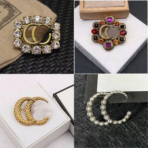 Classique De Luxe Style Designer Broche Plaqué Or Marque Lettre Broches Pour Femmes Charme Cadeau De Mariage Haute Qualité Bijoux Accessoire