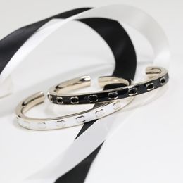 Klassieke luxe damesarmbandontwerper Email Dubbele letter Relief Opening Bracelet Sieraden 18K Gold vergulde messing minnaars geschenkarmband voor vrouwen