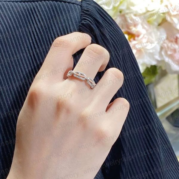 Classic M Series Diseñador Ring para mujeres Rose Rose Sliding Three Diamonds Fashion Personalidad Festival de joyas románticas Pareja familiar de lujo regalo