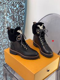 Botas clásicas de Martin diseñador Invierno Zapatos de mujer de tacón grueso 100% flamencos de cuero Medalla de flecha de amor Bota del desierto Con cordones para dama Tacones altos gruesos -M020