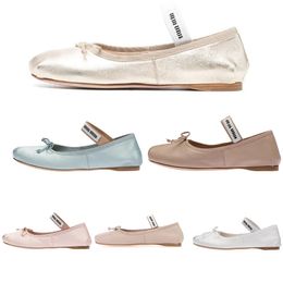 Sandales classiques fabriquées pour femmes pour femmes Sandales Sole sans glissement célèbres Designer Femmes Femmes Designer Sandales Soft Inseme Protettista Slides Designer Femmes