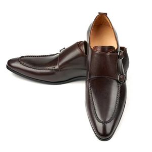 Des hommes classiques habillent des chaussures de semelle en cuir authentiques