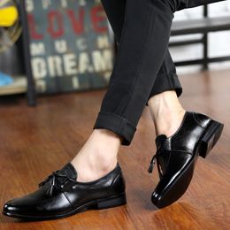Zapatos de vestir clásicos para hombres Mocasines de moda Diseñadores de lujo Negro Marrón Cuero rojo Hombres Deportes Zapatillas de deporte planas Entrenadores