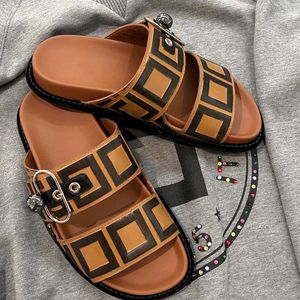 2024 Nuevos hombres clásicos Sandalias marrones Doble F Buckle Sliders Diseñador Designer Cuero Plataforma de lujo de verano zapatillas Sluy una zapatilla de goma Sandale con caja