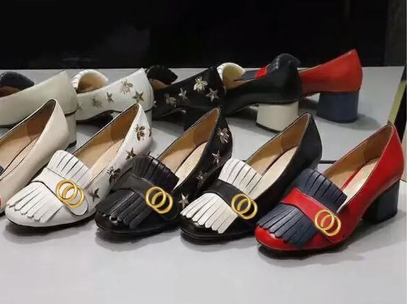 Chaussure bateau classique à talons mi-hauts Designer Chaussures nues en cuir Talon épais Talons hauts Glands Tête ronde Bouton en métal Femmes Chaussures habillées