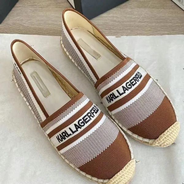 Classic Mid Talèled Boat Shoe Designer chaussures nues en cuir talon épais talons hauts 100% Cow Tassels Round Head Metal Bouton Femmes Vobes chaussures grandes taille 35-39 Chaussure