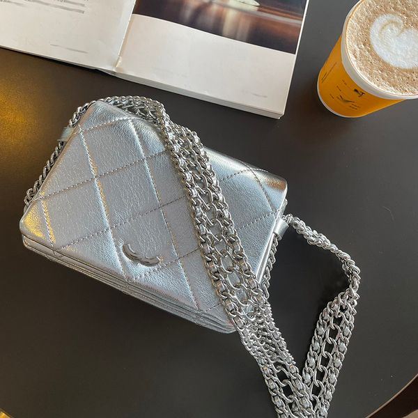 Bolso clásico plateado a la luz de la luna para mujer, bolso de hombro de 18cm, cuero con diamantes, herrajes plateados, hebilla de metal, bolso de lujo, bolso cruzado con cadena ancha Matelasse