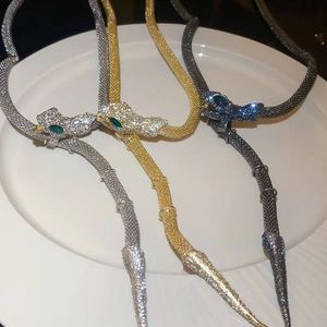 Le créateur de collier classique offre aux femmes un collier de clavicule en forme de serpent incrusté de diamants en laiton avec une sensation personnalisée et haut de gamme en gros et au détail