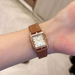 Classic New Brown Leather Square Wristwatch White Moth of Pearl Shell Montres Shels Shiny Zircon Cortique Numéro d'horloge Horloge Sign Logo Heure Women Watch