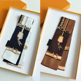 Classique nouvelle écharpe en soie Designer coiffe marque de luxe écharpes pour femmes Sac à main de mode Soie jumelé avec bandeau alphabet 8x120cm