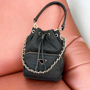 Clásico Nylon Mini Triángulo Cubo Bolso de diseñador para mujer Cadena para hombre Monederos acolchados Bolsos de embrague Cuerpo cruzado Bolso de lujo Totes de hombro Hombre de viaje blanco Correa de bolso