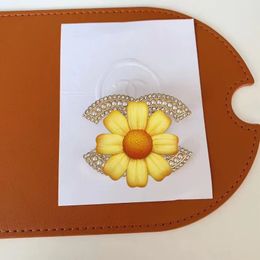 Classic Pearl Pins Designer Broches Broche voor mannen en vrouwen C Broche R Wedding Liefs Gift Sieraden met flanellen tas