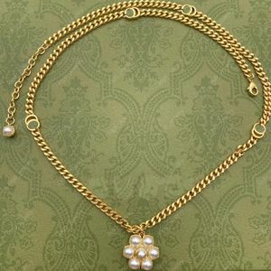 Colliers classiques avec pendentif en forme de perles et de fleurs pour femmes, chaîne de styliste avec lettrage en or 18 carats, bijoux cadeaux de fête
