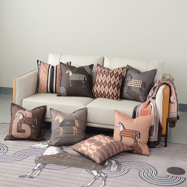 Taie d'oreiller classique imprimé de luxe oreiller carré Pop Horse Super doux velours Texture canapé coussin décoratif coussin lombaire sans noyau d'oreiller