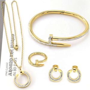 Ensemble de colliers classiques et populaires en acier inoxydable, ornements d'ongles, quatre pièces, personnalisés, or 18 carats, noir et blanc, incrustés de diamants