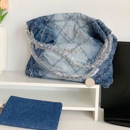 Classic gewatteerde 22 denim blauwe jean kleine boodschappentassen met munt charme verouderde zilveren metaalhardwarematelasse ketting schouderhandtassen grote capaciteit handtas 35 cm