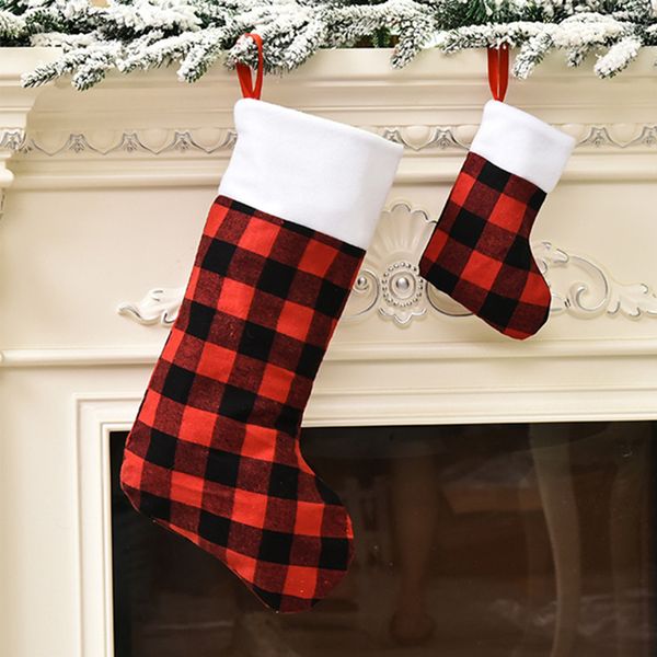 Medias navideñas a cuadros de búfalo rojas y negras clásicas, decoración de árbol de Navidad familiar, media colgante para chimenea, bolsa de regalo de dulces, decoración de fiesta de temporada navideña de Santa HY0125