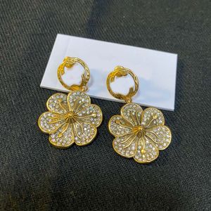 Boucles d'oreilles classiques rétro doubles lettres avec pendentif fleur en cristal stéréo, boucles d'oreilles de créateur de luxe en zircone incrustée, matériau en laiton de haute qualité, bijoux de charme