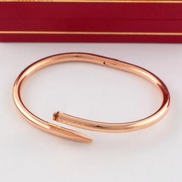 Bracelet de bracelet en or rose classique Style de mode juste un créateur de bijoux à ongles pour femmes manchette de couleur invariable de haute qualité