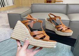 Sandales classiques Dernières chaussures d'été de mode épaisse nappe de nappe à eau à talons talons femmes 125 cm High à talons brevetés en cuir femme C4203255