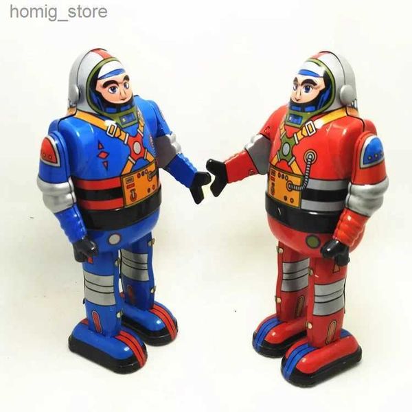 Serie clásica Retro reloj de viento up metal caminando spaceman astronauta robot retirado juguetes mecánicos juguetes y240416