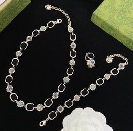 Clásico Sier Flor Cadena Gargantillas Collar Diseñador Doble Letra Pulsera Tiene Sello Material De Latón Para Mujeres Joyería De Regalo De Fiesta De Boda Con Caja 282