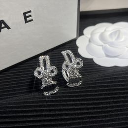 Pendientes de sello de diamante de plata clásica Pendientes de diseñador de lujo Joyería de estilo de moda popular Regalos exquisitos para hombres y mujeres Parejas de lujo a juego con caja