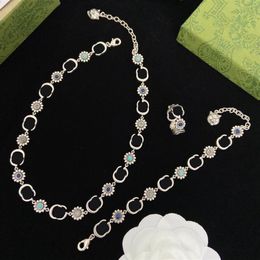 Classique Argent Fleur Chaîne Sautoirs Collier De Luxe Designer Double Lettre Bracelet Ont Timbre En Laiton Matériel Pour Les Femmes De Mariage Pa180k