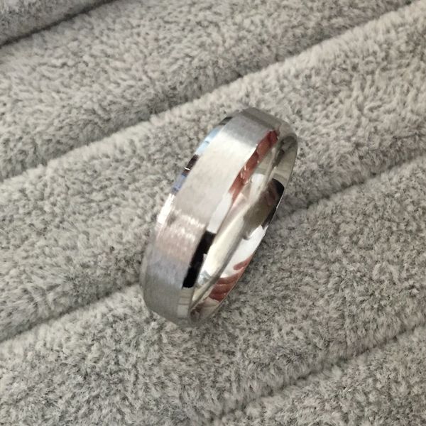 Anillos de compromiso para hombre de 6 mm de ancho en tono plateado clásico, anillos de dedo de acero de tungsteno 316L para hombre, precio al por mayor, tamaño de EE. UU. 6-14