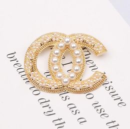 Klassieke eenvoudige 18k vergulde desingner broches luxe merk dubbele brieven trui pak gebracht pin broche diamond parel mode-sieraden kleding accessoires