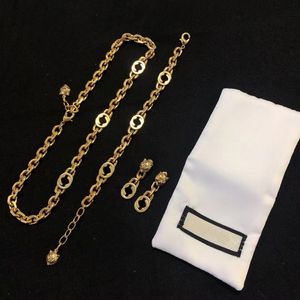 Conjuntos de joyería de diseñador de oro simple clásico Alfabeto Gargantillas Collar Pulsera de cadena Cabeza de tigre Alfabeto pendientes colgantes para parejas masculinas y femeninas joyería de regalo