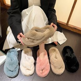 Slippers Classic Designer Slides pour les hommes Sliders Sliders Slide Fur Slive Pink Black Beige Furry Slipper Mens Womens Livraison gratuite Chaussures Snow Snow Indoor Outdoor Sneakers