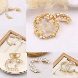 Classique Petit Vent Doux Luxurys C Desingers Broche Femmes Perle Strass Lettres Broches Costume Pin Bijoux De Mode Vêtements Deco253c