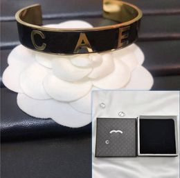 Bracelet classique en acier inoxydable Designer de marque classique Bracelet de style rétro noir classique Bracelet de fille charmante polyvalente avec fête d'anniversaire