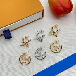 Classic Stud Earrings merkontwerpers Hollow Out Flower Charm 18K Gold Geplaatste roestvrij staal voor vrouwen Wedding Joodlry Accessoires Huwelijksfeestje Gift