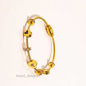 Bracelets de style classiques Femmes Bangle Designer Bijoux Crystal Gold plaqué en acier inoxydable Amoureux bracelet pour hommes Bracelet Eee
