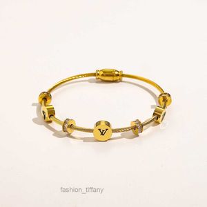 Bracelets de style classiques Femmes Bangle de luxe Designer Bijoux Crystal 18k Gold plaqué inoxydable Amoureux Gift Bracelet pour hommes ZG1161