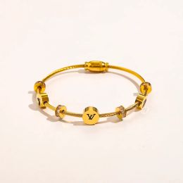 Bracelets de estilo clásico Mujeres Cartas de marca Bangles Luxury Diseñador Joya Crystal 18K Gold Sated Acero inoxidable Amantes de regal
