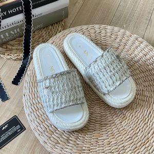 Zapatillas de diseñador de estilo clásico Diseñadores Zapatos Moda Lujos Diapositivas Planas Zapato de verano para la playa Mujeres Zapatillas de verano Acolchado de piel de oveja Sandalias de goma de paja